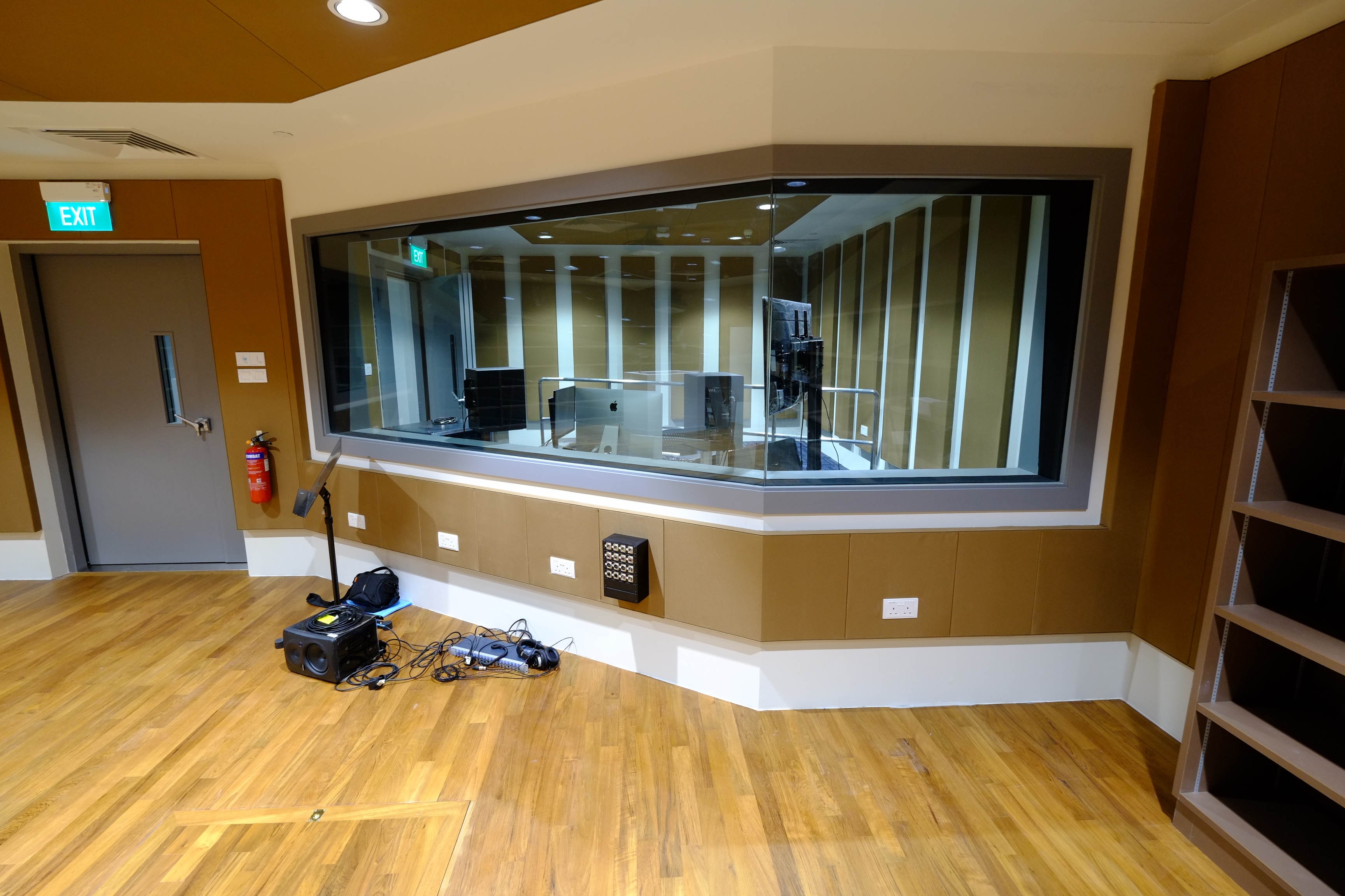 D1-RP_Foley-Studio-1-SoundTrack_acoustic-fabric-panel-system-glaze-door
